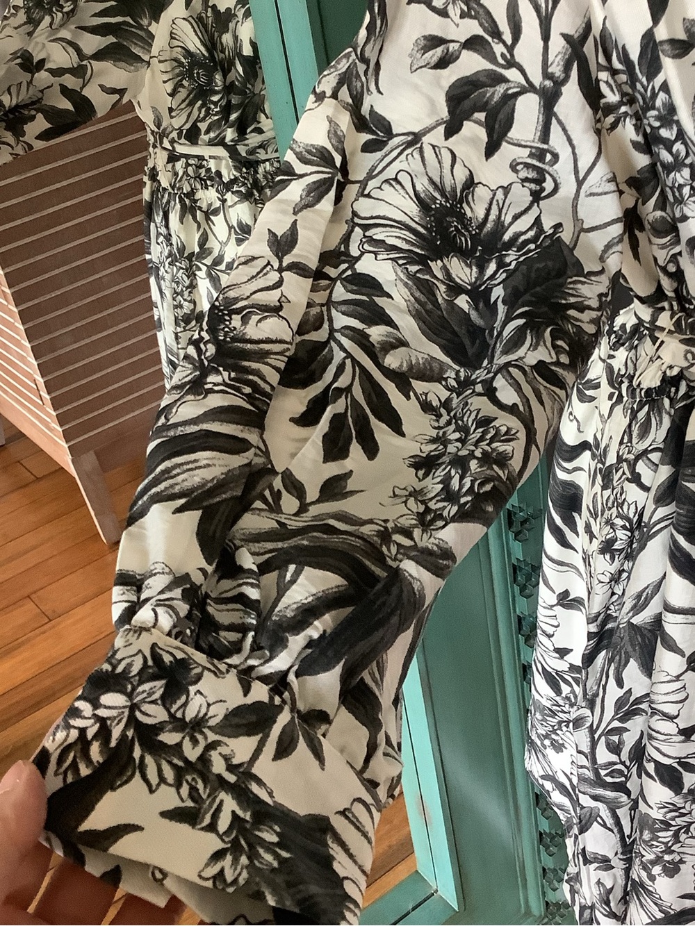 H&M Black and White‎ Floral Dress with V-Neck- Size Large - Picture 5 of 8